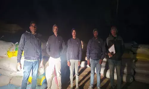 धान की जमाखोरी पर एक्शन : पेंड्रा में दो स्थानों से बड़े पैमाने पर धान जब्त धान की जमाखोरी पर एक्शन : पेंड्रा में दो स्थानों से बड़े पैमाने पर धान जब्त