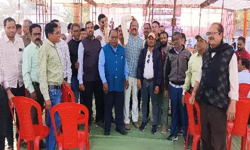 हड़ताल पर अधिकारी-कर्मचारी : डीए- एरियर्स समेत 11 मांगें, बलौदाबाजार में दिया धरना