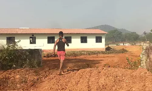 मोहला में खनिज माफियाओं के हौसले बुलंद : मुरूम की तस्करी के लिए एकलव्य विद्यालय की दीवार पर चला दिया बुलडोजर