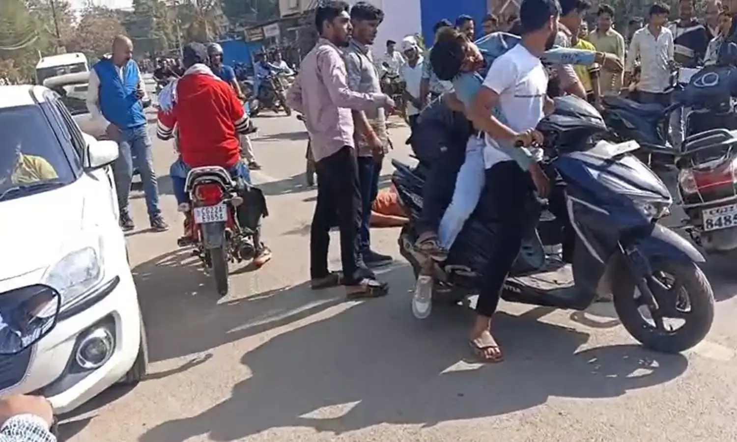 शहर के बीचो-बीच रफ्तार का कहर: दो मोटरसाइकिल आमने-सामने भिड़े, दो युवक गंभीर रूप से घायल