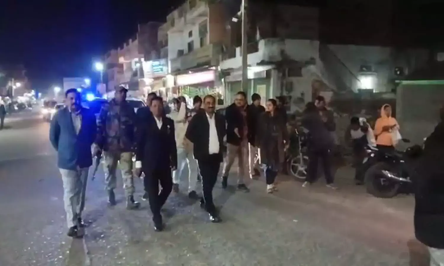 सेवानिवृत्त एसपी और एसआई का नगर वासियों ने किया स्वागत : आदिवासी लोकनृत्य और पारंपरिक वाद्य यंत्रों की गूंज के साथ कराया शहर भ्रमण