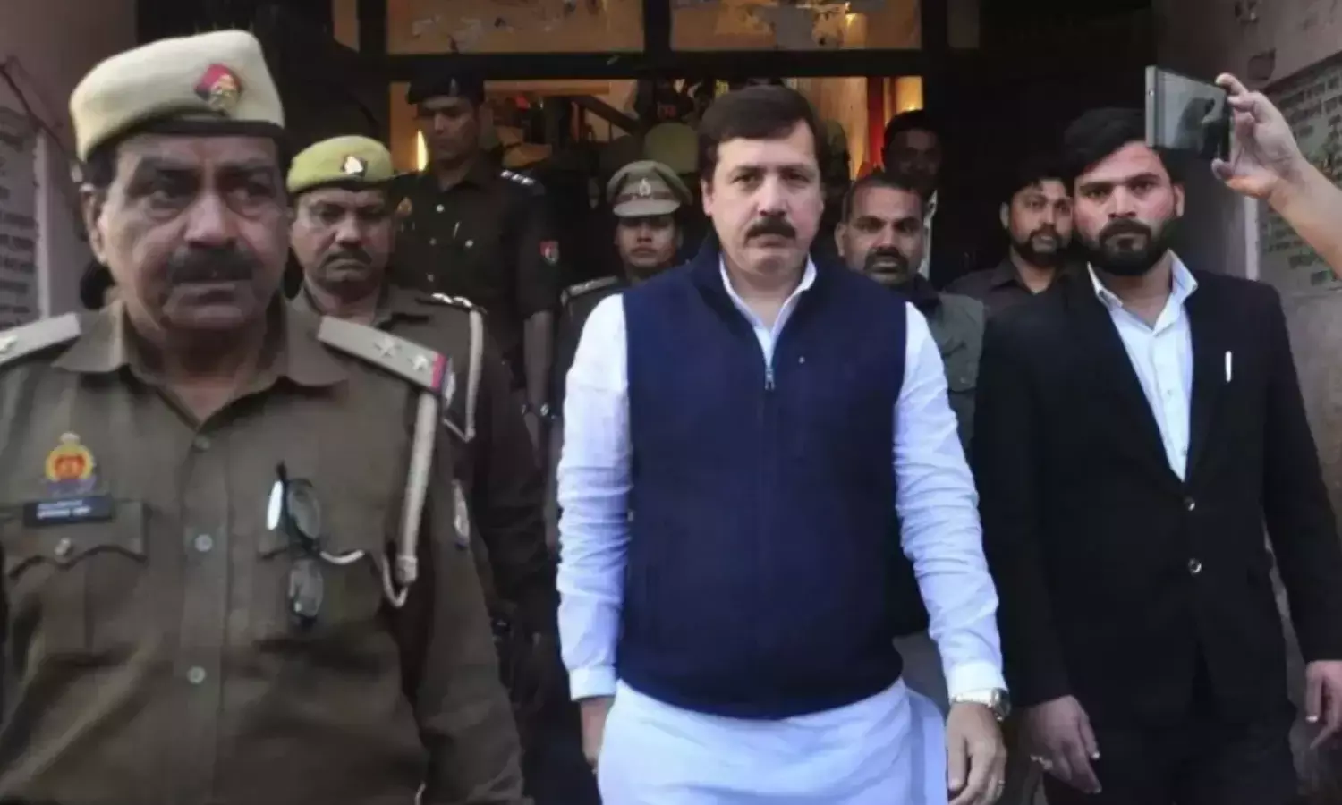 पूर्व सांसद धनंजय सिंह पर लखनऊ में 11 गंभीर धाराओं में FIR, लापरवाही पर इंस्पेक्टर लाइन हाजिर