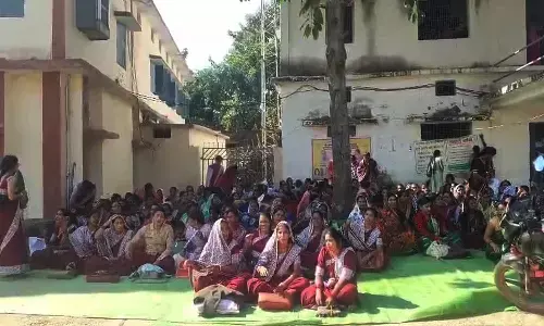 धरने पर बैठीं CRP-सक्रिय महिला संघ