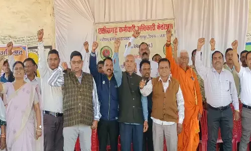 कर्मचारियों की हड़ताल, सरकारी कामकाज ठप: किसान हो रहे परेशान, दूसरे दिन भी प्रदर्शन जारी