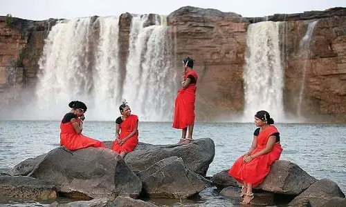 बस्तर के लिए बेमिसाल रहा यह साल : हिड़मा के साथ नक्सल हलचल लगभग खत्म, बारूदी धमाकों की जगह ले रहे हस्तशिल्प, पर्यटन और विकास