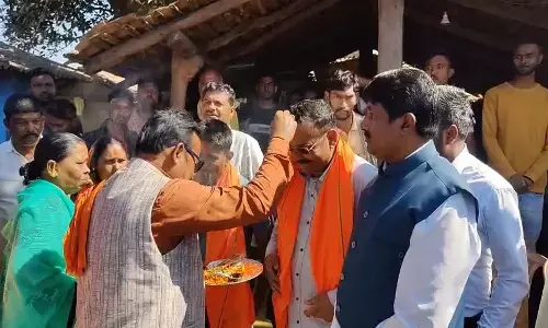 दो परिवारों की मूल धर्म में वापसी : पारंपरिक रीति- रिवाजों से आये सदस्यों का गांव के लोगों ने किया स्वागत