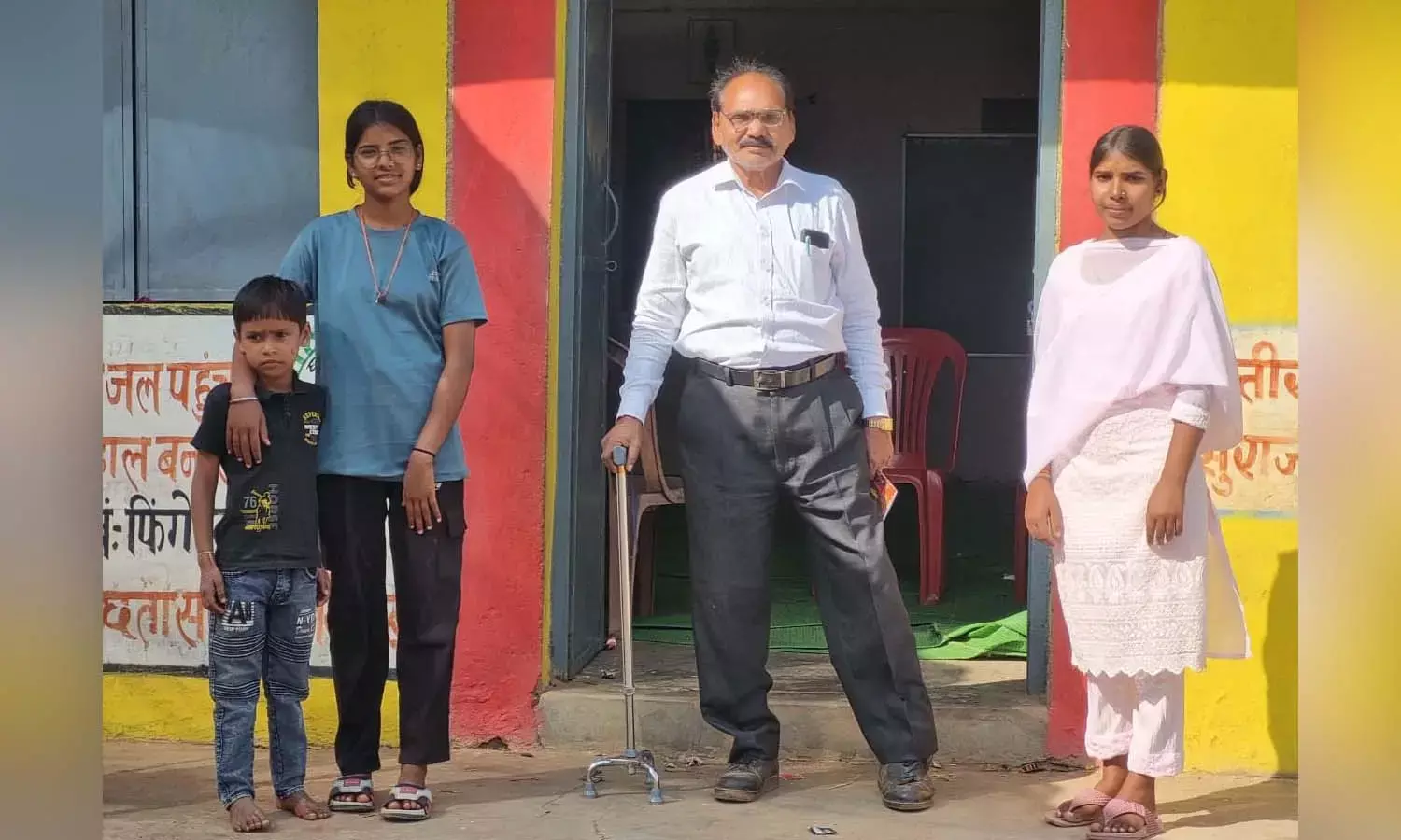 रिटायर हुए पर टायर्ड नहीं : समाज कल्याण विभाग की नौकरी के बाद समाज सेवा को बनाया लक्ष्य, 56 बच्चों को दे रहे मुफ्त कोचिंग