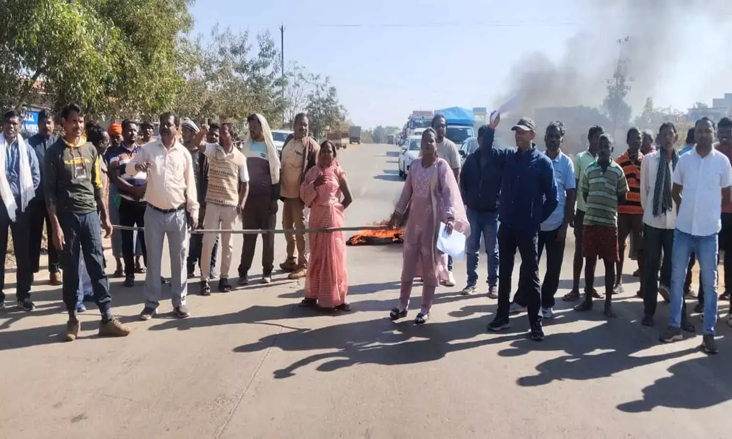 प्रभारी को हटाने किसानों का उग्र प्रदर्शन, NH-43 पर किया चक्का जाम