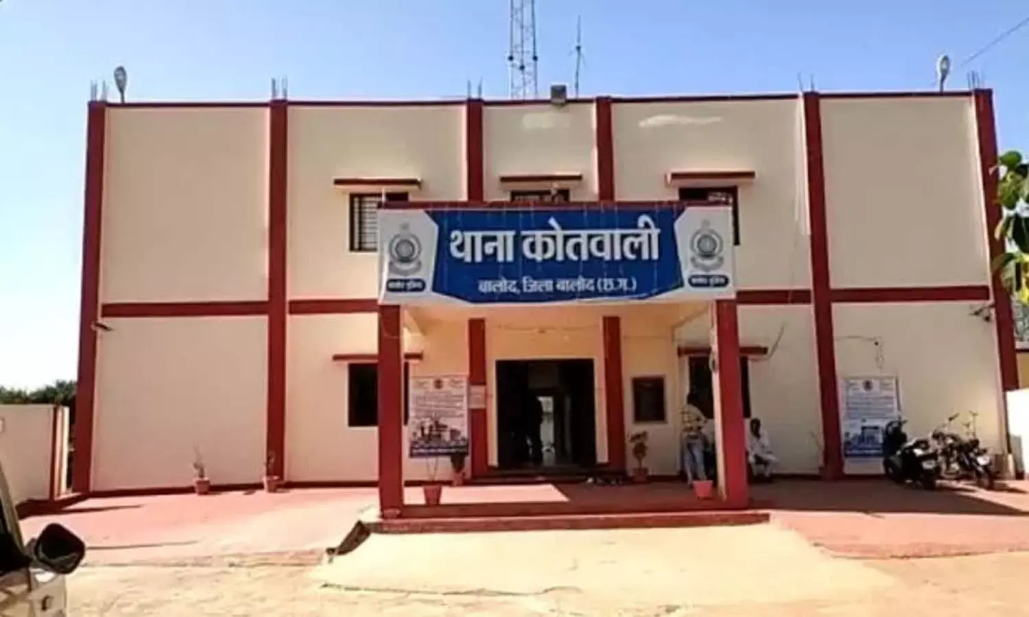 खेत में मिली पुलिस आरक्षक की लाश : जवान का शव मिलने से इलाके में मचा हड़कंप, जांच में जुटी पुलिस