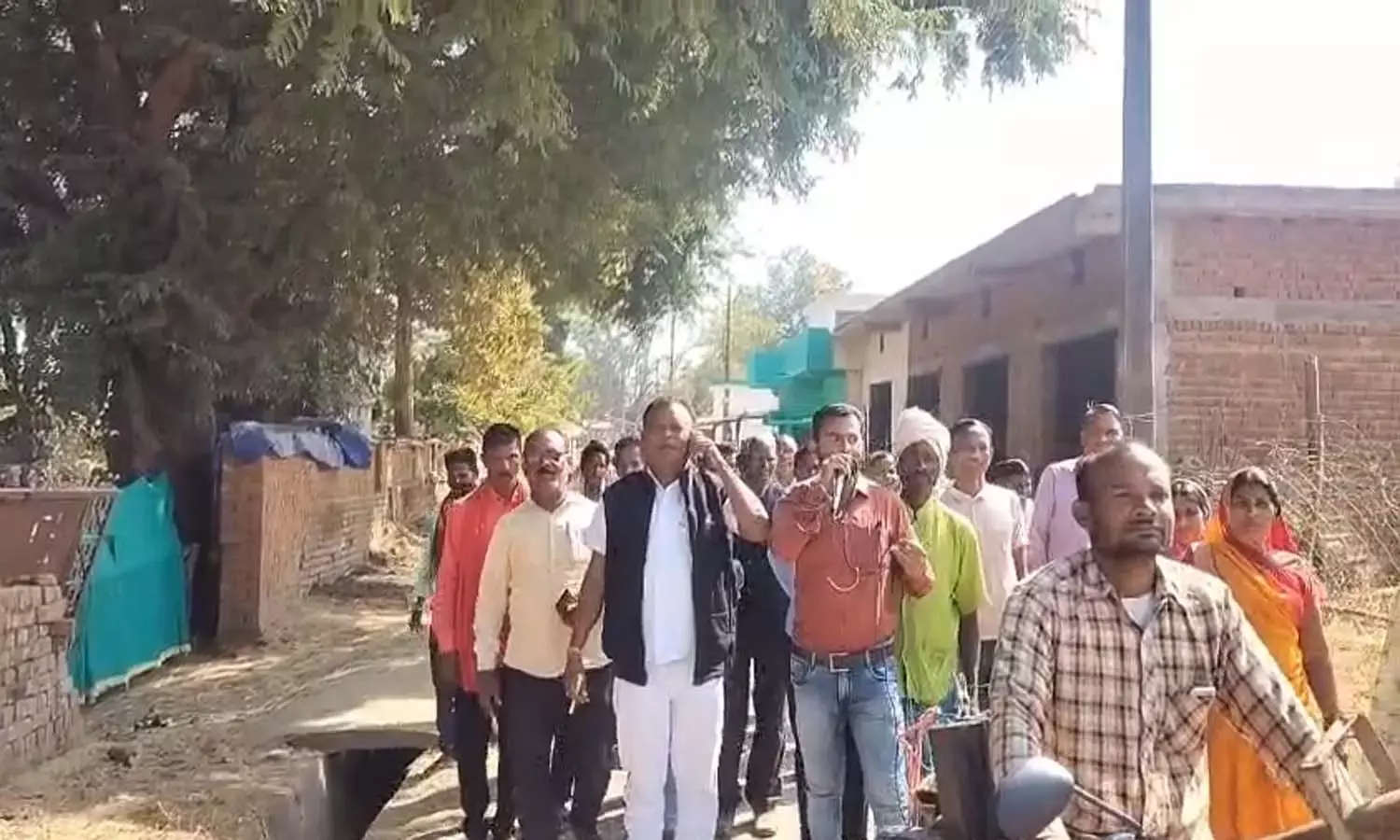 वनांचल क्षेत्र के ग्रामीणों ने दिया नशा मुक्ति का संदेश : शराब निर्माताओं के घरों में जाकर संग्रहित महुआ लाहन को किया नष्ट