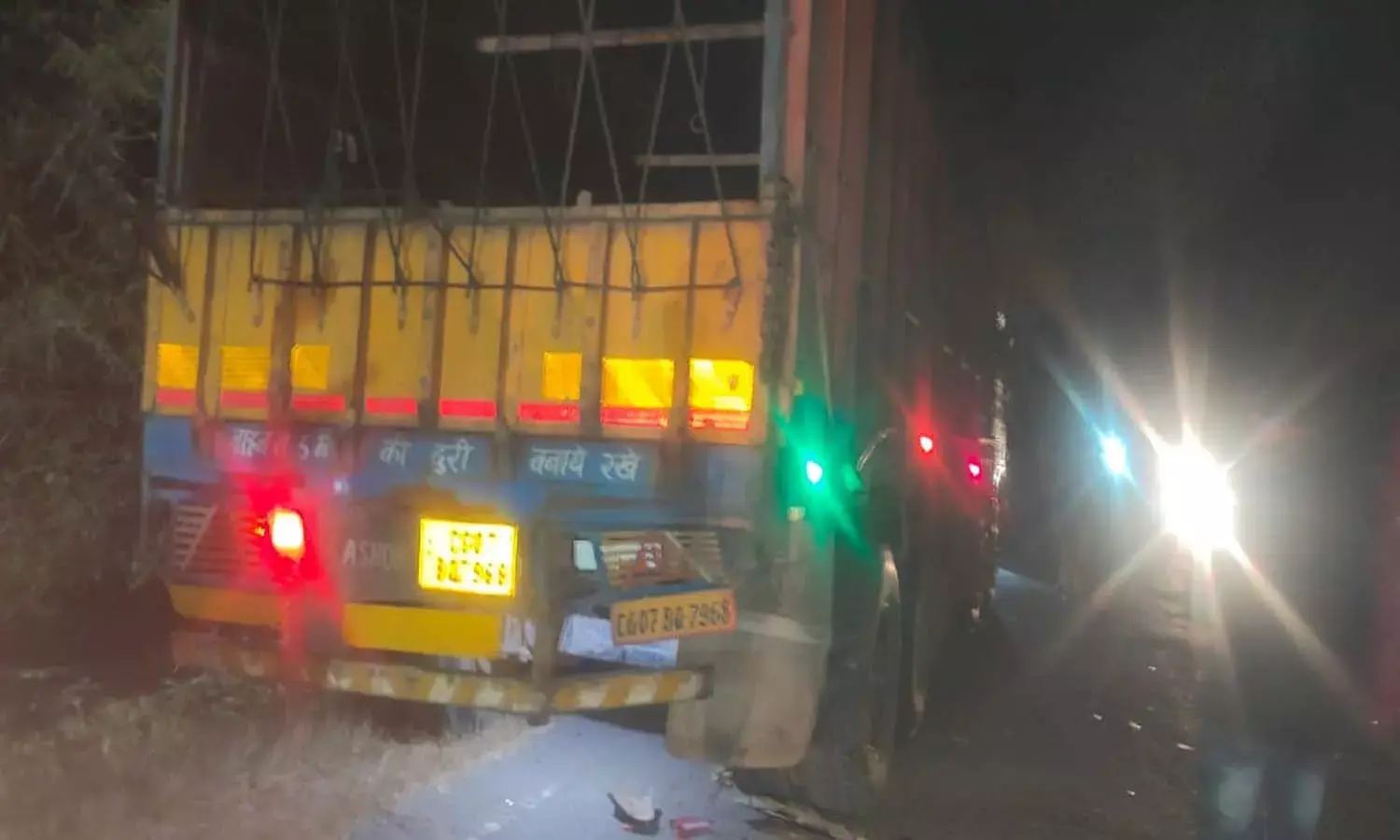 पिकनिक मनाकर लौट रहे दो छात्रों की मौत : तेज रफ़्तार ट्रक में जा घुसी बाइक, दोनों की गई जान