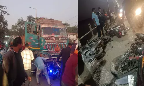 शबरी पुल पर बेकाबू ट्रक ने मचाई दहशत: भारी भीड़ की ओर तेजी से दौड़ता आ रहा था ट्रक, दर्जनों बाइक सवारों ने भागकर बचाई जान