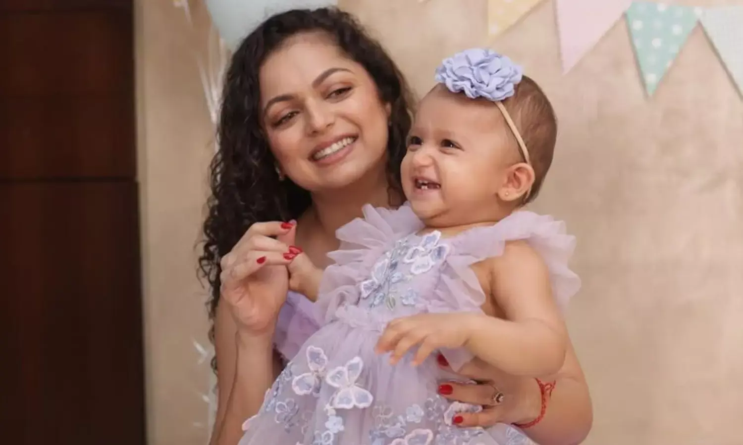 दृष्टि धामी ने दिखाई बेटी की पहली झलक, नए साल पर लाडली लीला को फैंस से मिलवाया