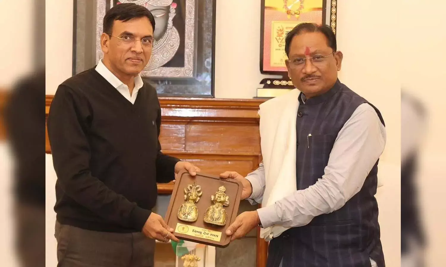 मुख्यमंत्री विष्णु देव साय और मंत्री डॉ. मनसुख मांडविया मुख्यमंत्री विष्णु देव साय और मंत्री डॉ. मनसुख मांडविया