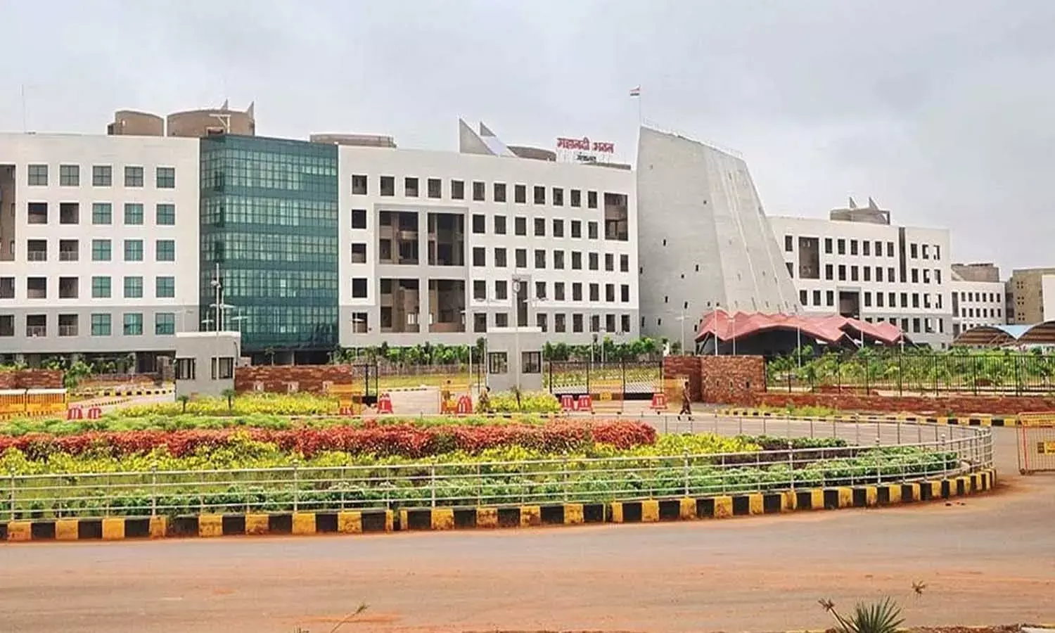 जिला शिक्षा अधिकारियों पर और बढ़ा बर्डन