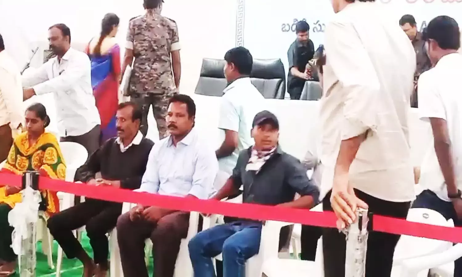 तेलंगाना में बड़ा नक्सली सरेंडर : बटालियन 1 के इंचार्ज बारसे देवा के साथ 20 नक्सलियों ने किया सरेंडर, फॉरेन वेपन के साथ 48 हथियार किए जमा तेलंगाना में बड़ा नक्सली सरेंडर : बटालियन 1 के इंचार्ज बारसे देवा के साथ 20 नक्सलियों ने किया सरेंडर, फॉरेन वेपन के साथ 48 हथियार किए जमा