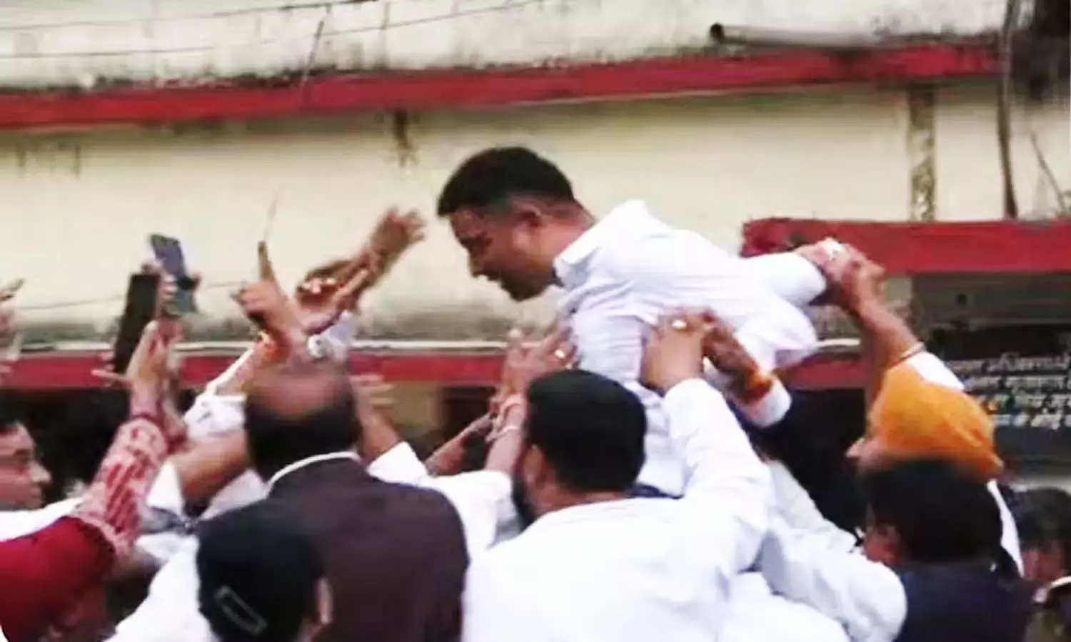 जेल से छूटे चैतन्य बघेल : पिता- पुत्र ने महात्मा गांधी की प्रतिमा को किया नमन, खुद ड्राइव कर घर ले गए भूपेश