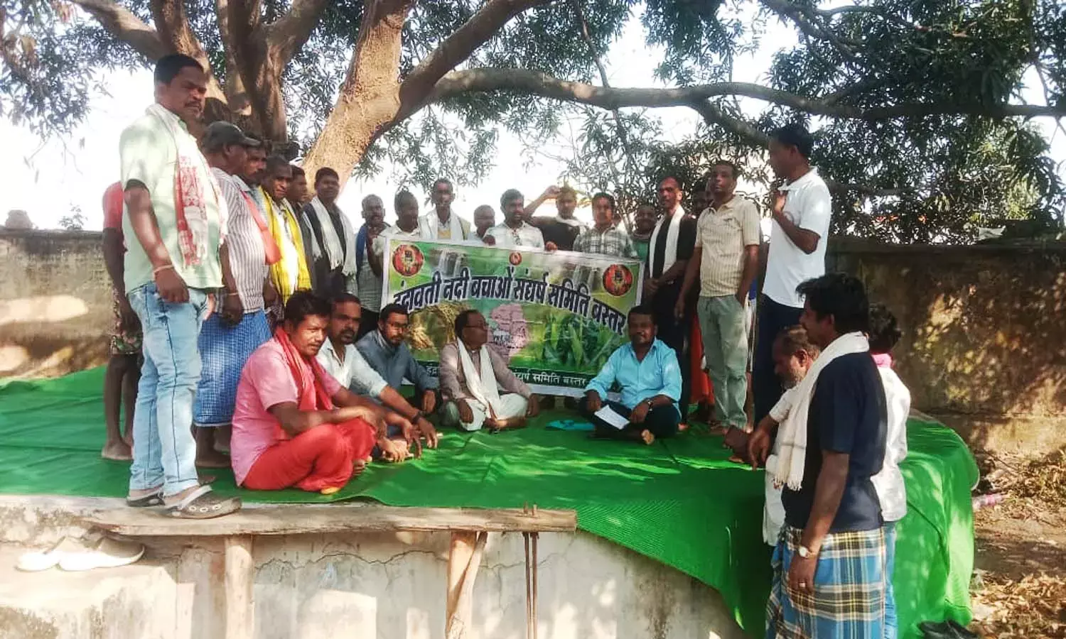 आवारा मवेशियों से दोहरी मार : किसानों की फसल पर संकट, इंद्रावती नदी बचाओ संघर्ष समिति ने गांव-गांव में शुरू किया