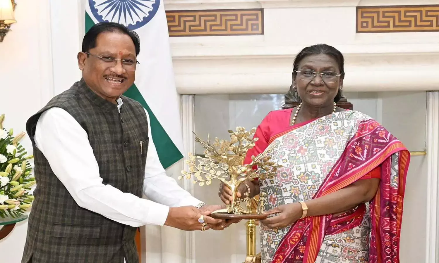 दिल्ली में राष्ट्रपति द्रौपदी मुर्मु से मिले सीएम साय : तीन चरणों में आयोजित होने वाले