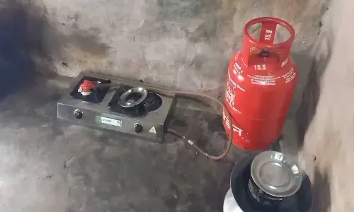 गैस चूल्हा रिपेयरिंग के दौरान बड़ा हादसा