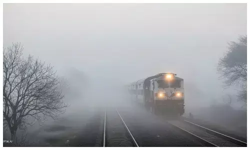 MP में कोहरे की वजह से ट्रेनें 7 घंटे तक लेट, शीतलहर का अलर्ट जारी