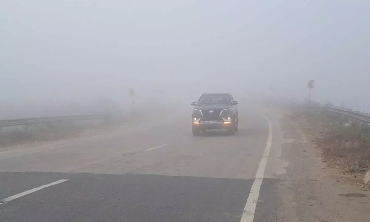 जशपुर में कड़ाके की ठंड और घना कोहरा