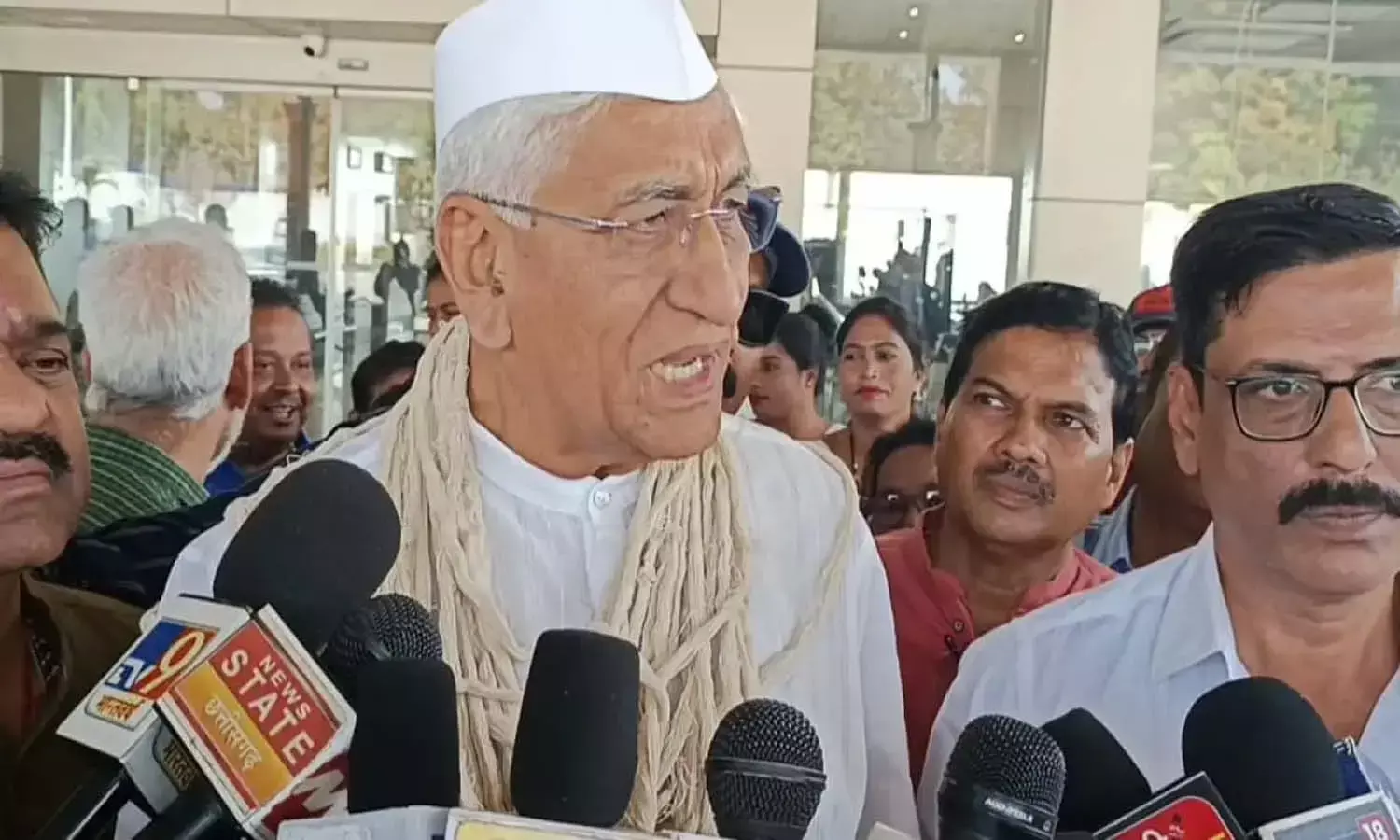 सरगुजा कांग्रेस में गुटबाजी : महाराजा वाट्सअप ग्रुप पर सिंहदेव बोले- जो आपत्तिजनक टिप्पणी करे तो उन्हें हटाना ही चाहिए