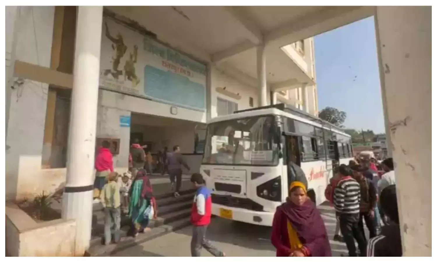 लेडीज पैसेंजर ने कराया प्रसव, फिल्मी स्टाइल में बस लेकर अस्पताल पहुंचा ड्राइवर लेडीज पैसेंजर ने कराया प्रसव, फिल्मी स्टाइल में बस लेकर अस्पताल पहुंचा ड्राइवर