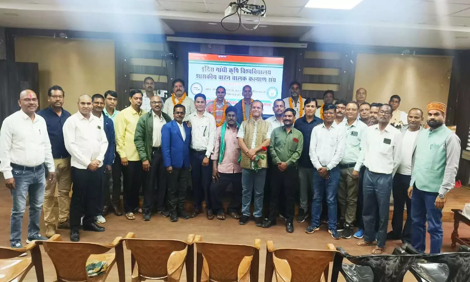 सेवानिवृत्त हुए पांच वाहन चालक: शासकीय वाहन चालक कल्याण संघ के पदाधिकारियों ने फूल- माला पहनाकर दी विदाई