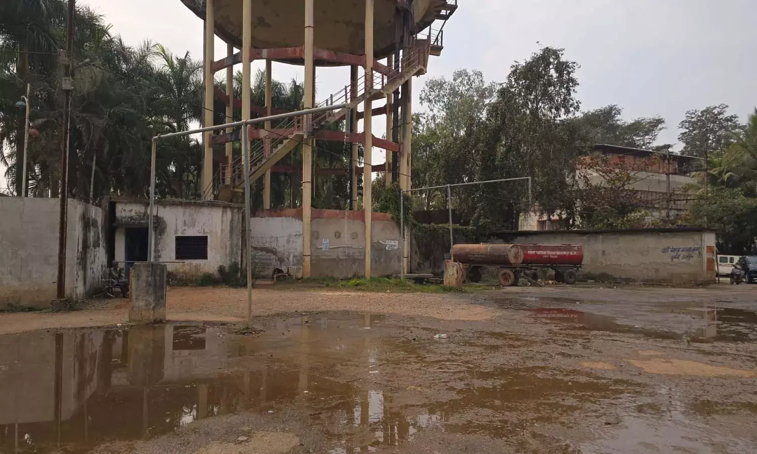 हादसे को न्यौता देता जगदलपुर नगर निगम : नालियों और सीवरेज टैंकों के नीचे बिछी पाइपलाइन, 17 महीने से नहीं हुई है मेन पानी टंकी की सफाई