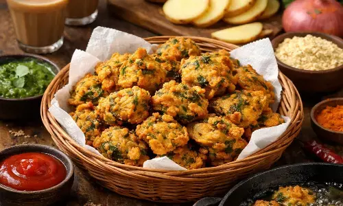 how to make aloo methi pakoda recipe in hindi