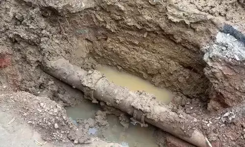 रायपुर में भी इंदौर जैसी लापरवाही : सेल्स टैक्स कॉलोनी- गायत्री नगर समेत कई कालोनियों में आ रहा बदबूदार गंदा पानी