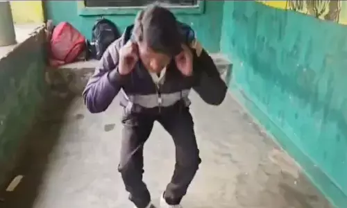 वीडियो बनते ही कान पकड़ उठक-बैठक लगाने लगे मास्टर साब : पूछने पर कहा- लंच में केवल 20 रुपये की देसी खरीदकर पिया हूं