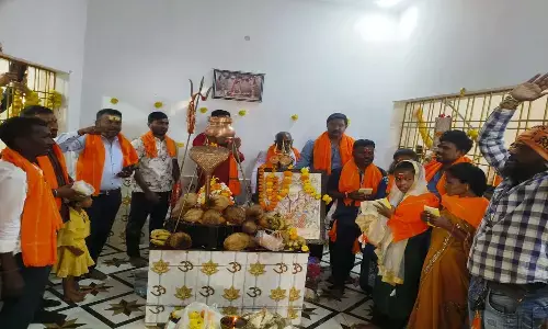 तीन धर्मांतरित परिवारों ने की घर वापसी : 11 सदस्य ने 22 सालों बाद अपनाया हिंदू धर्म, समाज के लोगों ने पैर धोकर किया स्वागत