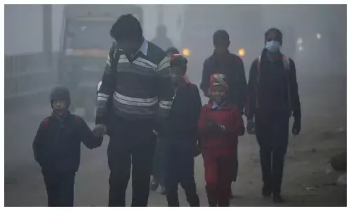 कड़ाके की ठंड और घने कोहरे से बदला स्कूलों का शेड्यूल, कई जिलों में छुट्टी घोषित