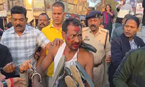 तमनार में महिला कांस्टेबल से दुर्व्यवहार : मुख्य आरोपी चित्रसेन साव गिरफ्तार, महिला पुलिसकर्मियों ने चप्पलों की माला पहनाकर निकाला जुलूस