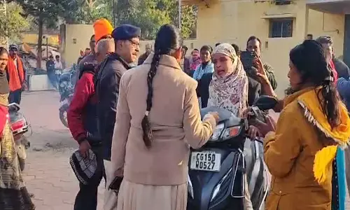 चालान से नाराज़ महिला पुलिसकर्मियों पर चिल्लाई