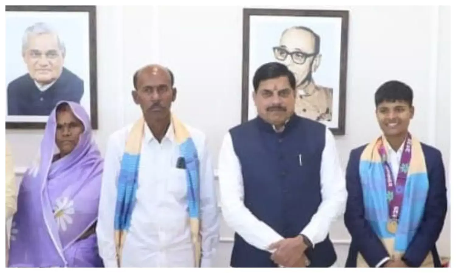 महिला क्रिकेटर क्रांति गौड़ के पिता की 13 साल बाद नौकरी बहाल महिला क्रिकेटर क्रांति गौड़ के पिता की 13 साल बाद नौकरी बहाल