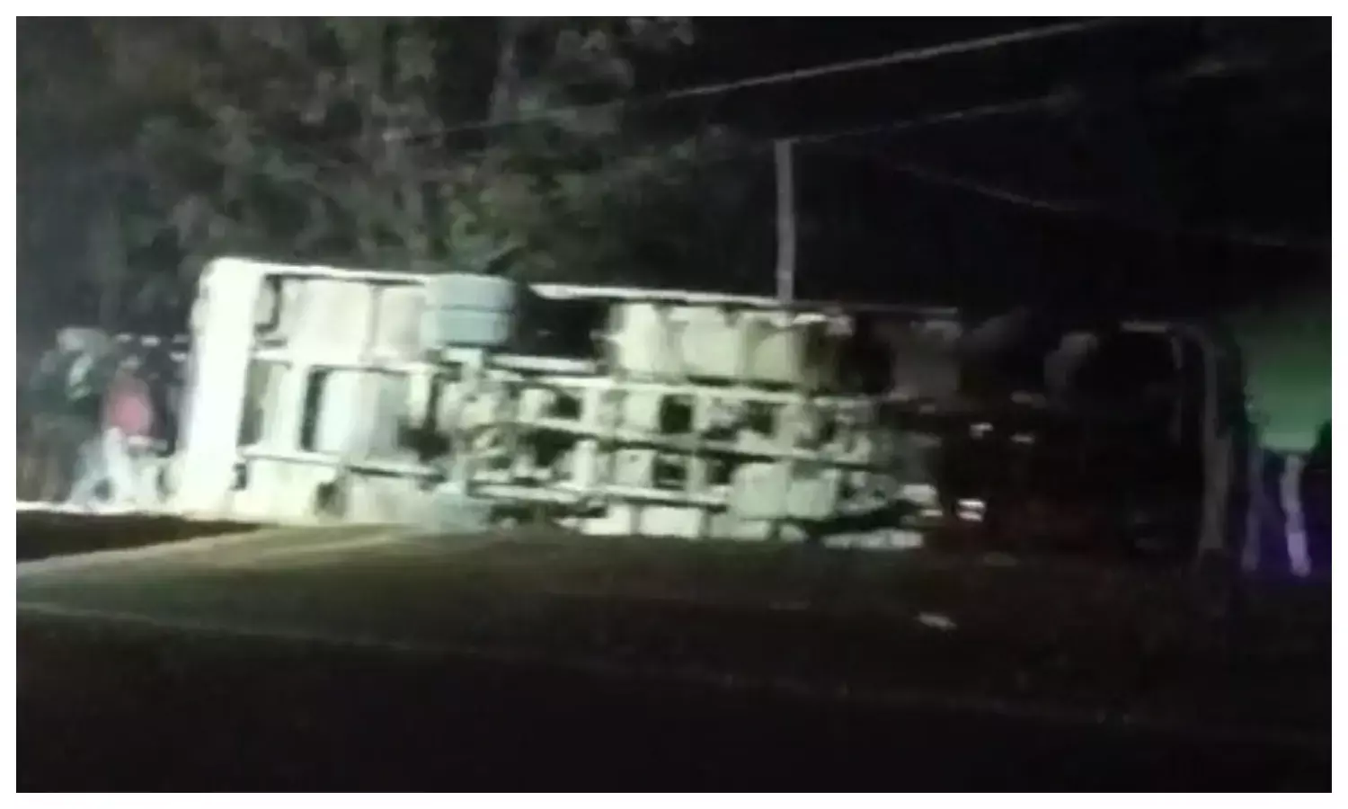 बैतूल-नागपुर फोरलेन पर बस पलटी, 16 यात्री घायल, 3 की हालत गंभीर