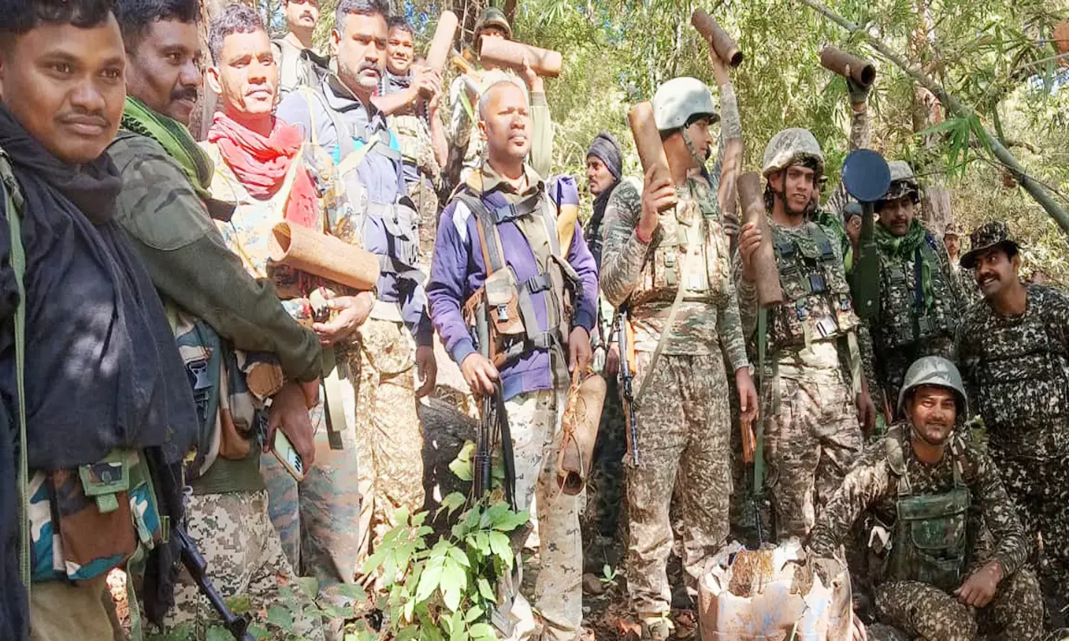 परवीडीह जंगलों में नक्सल डंप बरामद : डीआरजी की टीम ने बड़े पैमाने पर बीजीएल, डेटोनेटर और बारूद किया बरामद