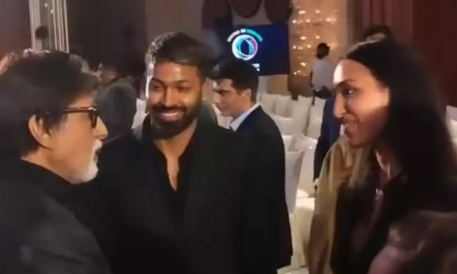 हार्दिक पंड्या ने अपनी गर्लफ्रेंड को अमिताभ बच्चन से मिलवाया हार्दिक पंड्या ने अपनी गर्लफ्रेंड को अमिताभ बच्चन से मिलवाया