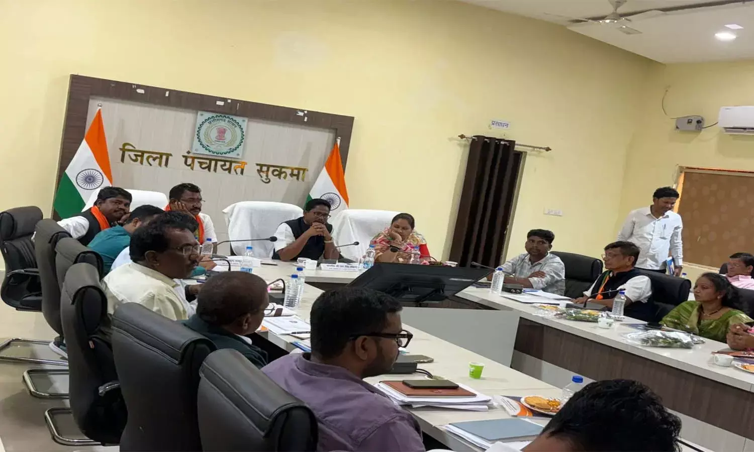 राज्य अनुसूचित जनजाति आयोग अध्यक्ष की समीक्षा बैठक : अध्यक्ष रूप सिंह मंडावी बोले- सभी योजनाओं का लाभ आम नागरिक तक पहुंचाएं