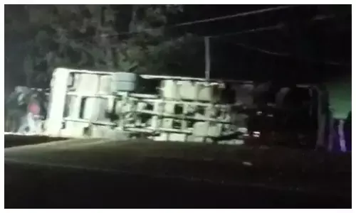 बैतूल-नागपुर फोरलेन पर बस पलटी, 16 यात्री घायल, 3 की हालत गंभीर