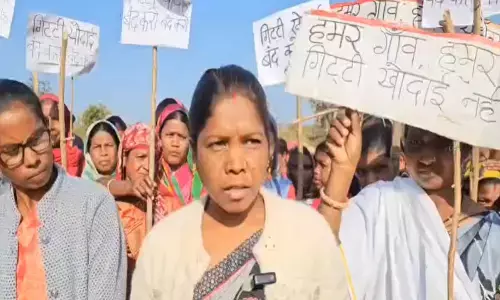 गांव में क्रेशर प्लांट का विरोध : ग्रामीणों का आरोप, हमें बिना बताए ही गौठान की भूमि पर खुदाई की दे दी गई अनुमति