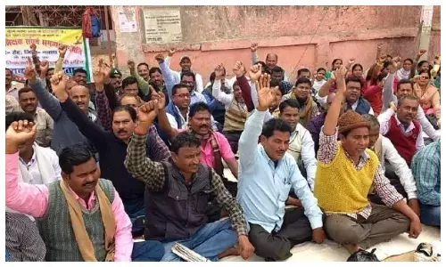 चिनार पार्क में जमावड़ा, चयनित अभ्यर्थियों ने पद बढ़ाने की उठाई मांग