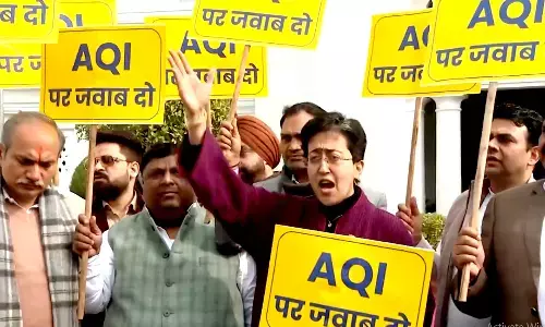 protest against air pollution in delhi assembly