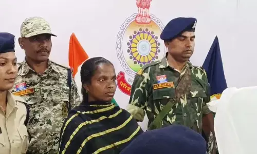 बीजापुर की महिला नक्सली ने धमतरी में किया सरेंडर : पांच लाख का था ईनाम, कई वारदातों में रही शामिल
