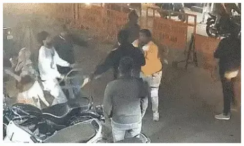 रतलाम में साइकिल टकराने के विवाद में जूता व्यापारी पर युवकों ने किया जानलेवा हमला