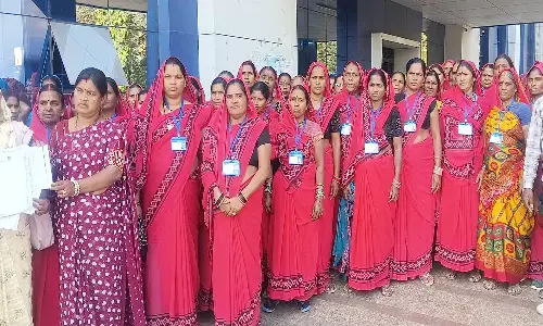 अवैध शराब के खिलाफ खोला मोर्चा : सैकड़ों की संख्या में महिला कमांडोज पहुंची कलेक्ट्रेट, सौंपा ज्ञापन