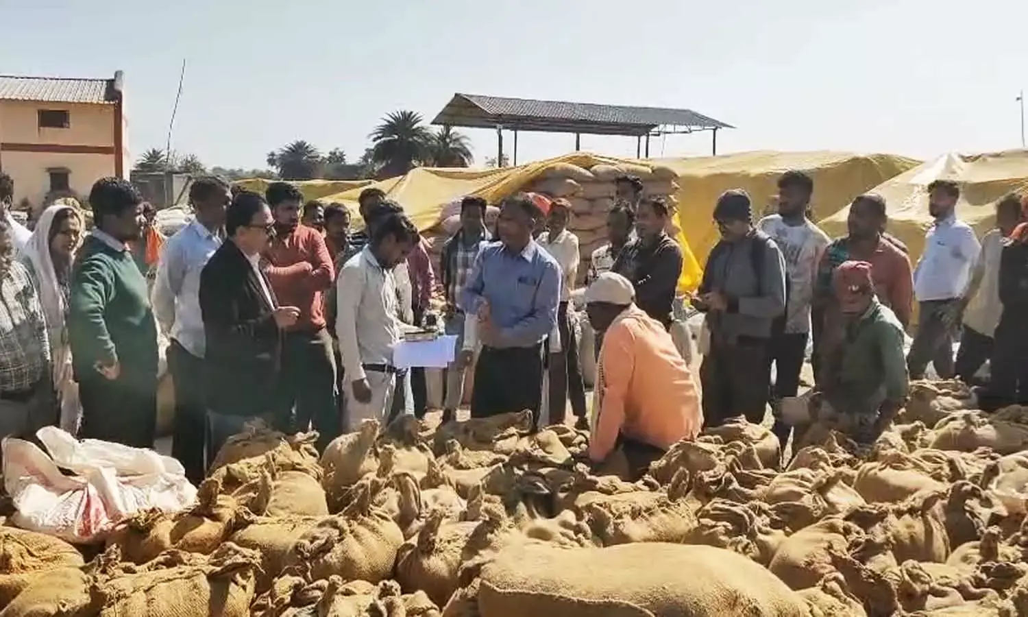 गाड़ाडीह धान केंद्र में बड़ी प्रशासनिक दबिश गाड़ाडीह धान केंद्र में बड़ी प्रशासनिक दबिश